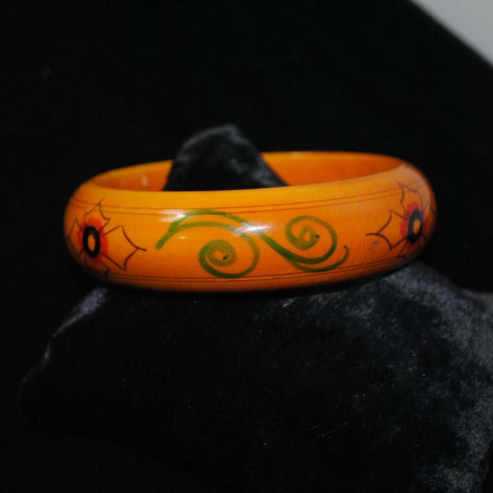 Vintage Painted and Glossed Butterscotch Bakelite /Plastic Bangle Floral Design - Picture 4 of 8